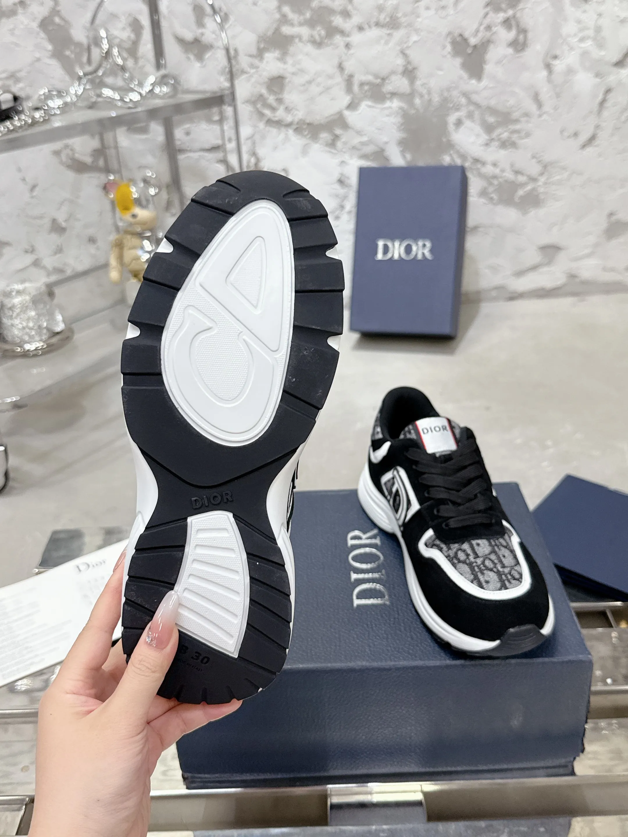 👟👟Ex-factory price 540👟👟 Dior Dior’s latest color matching B30 series dad sneakers. Original version 18,000💰 purchased for development and production. Brand new B30 sneakers. Dad Shoes style shoes that follow the trend of the retro market. The Dior logo on the tongue also indicates that this pair of shoes is the B30 model! B30 uses fine-textured leather and mesh cloth materials to form a shoe body. There are conspicuous letters CD on both sides of the shoe body to indicate identity. Many lines on the shoe body outline details to make the shoes look less monotonous and full of retro flavor. The delivery counter is exquisitely packaged🛍📦 ▪️Fabric: Original customized technical fabric + mesh ▪️Inner lining: Customized breathable lining ▪️Outsole: Original molded IP foam + TPU outsole ▪️Sole thickness: 3.5CM ▪️Size: Men’s size 39-45